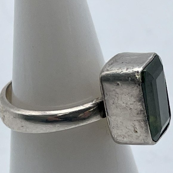 Sterling Silver & Faceted Green Radiant Gemstone Cubic Zirconia Cocktail Ring - Picture 2 of 6